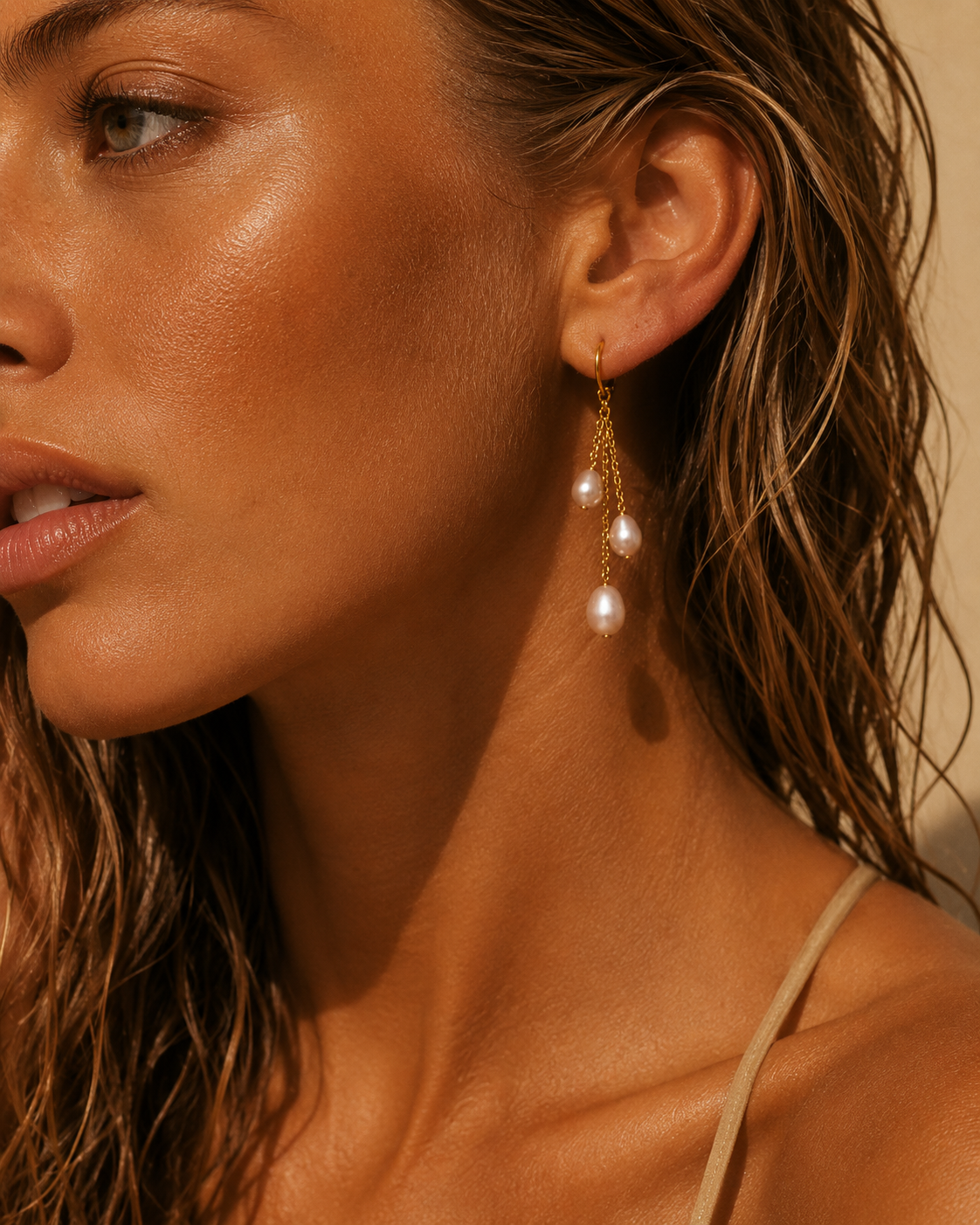 Náušnice Pearl Cascade z pozlaceného stříbra na modelce.