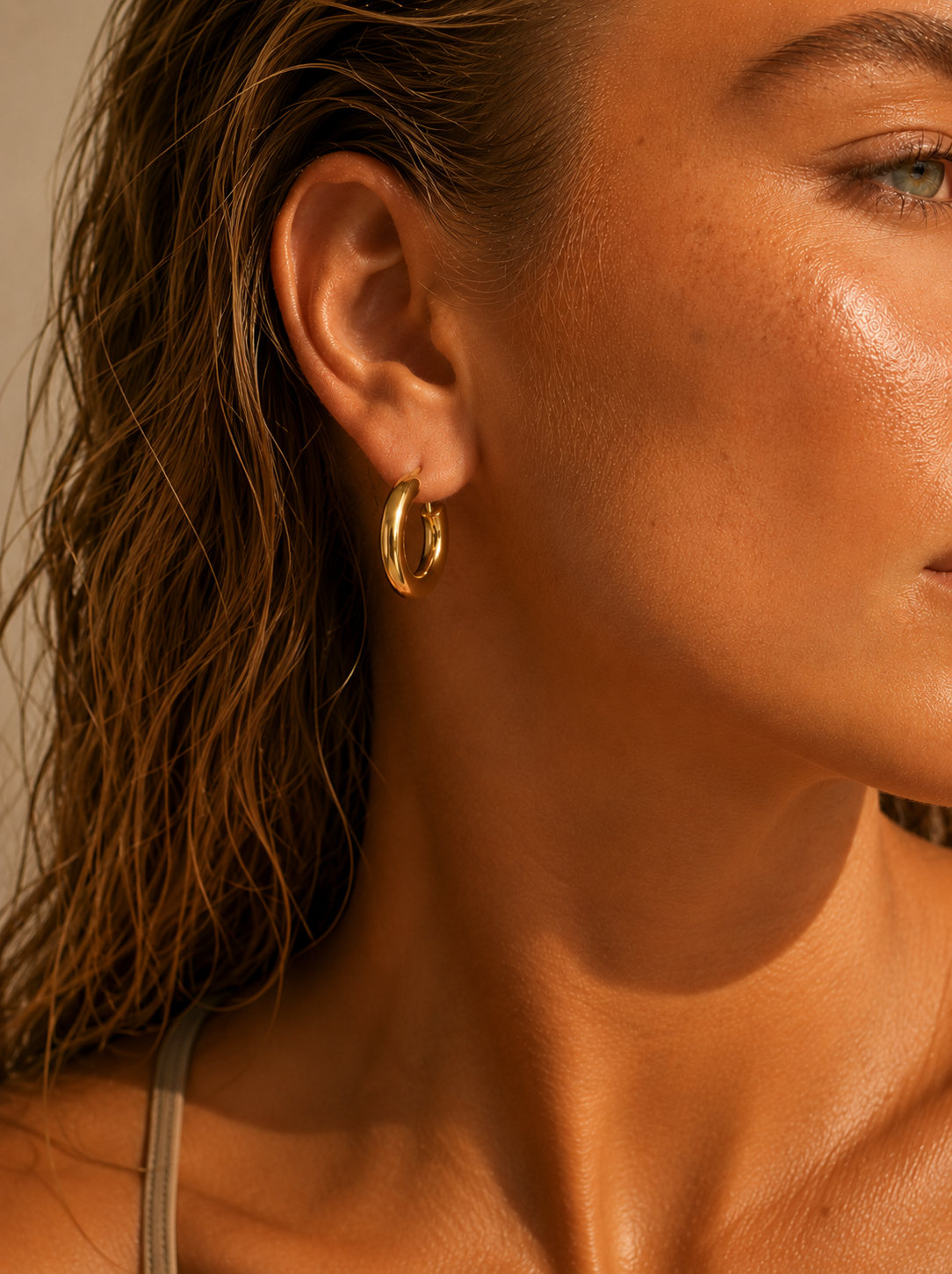 Náušnice Aura Hoops o velikosti 18 mm na modelce.