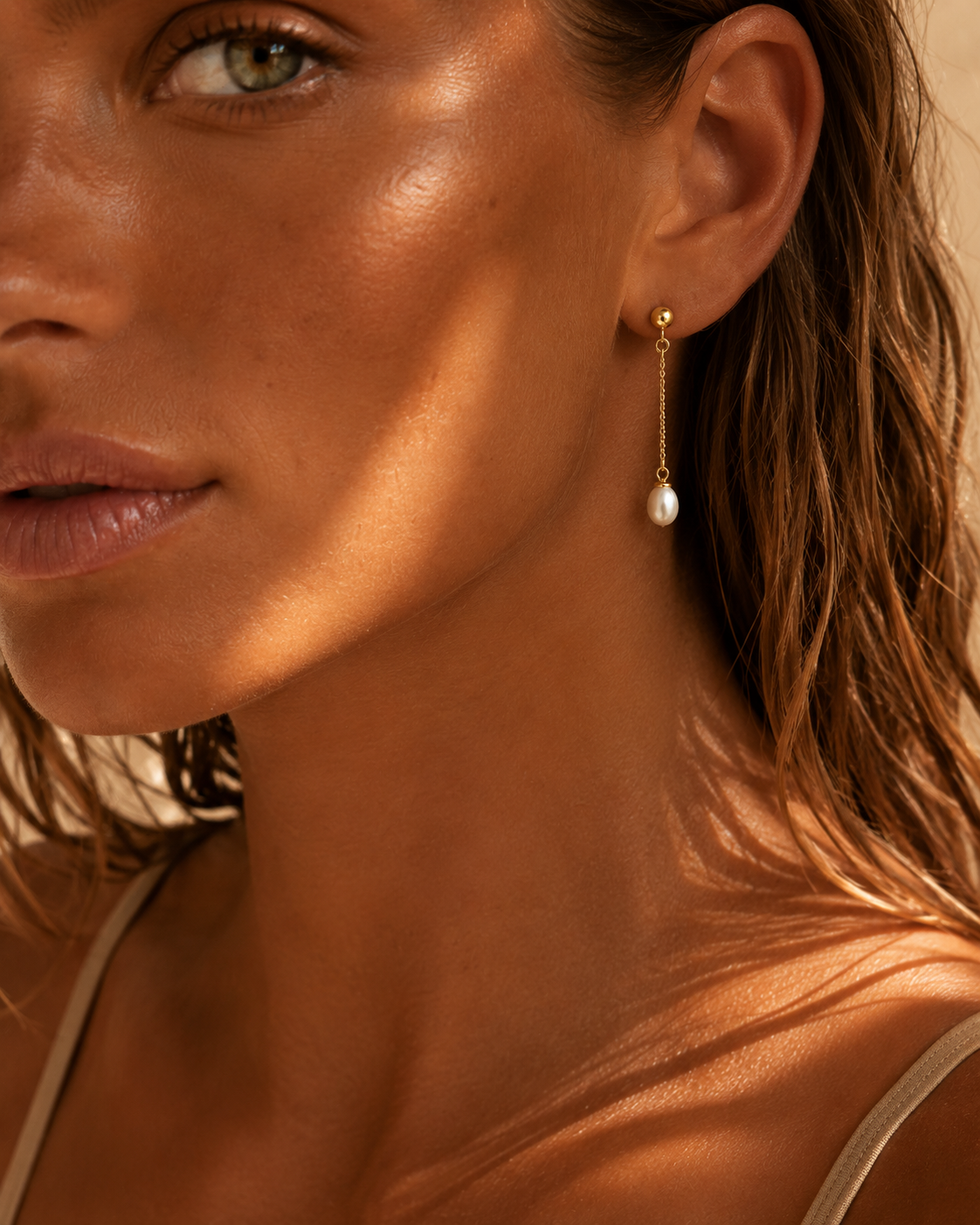 Náušnice Pearl Drop z pozlaceného stbra a perel na modelce.