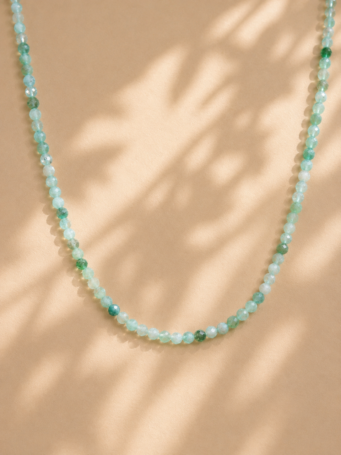 Retizek Emerald Minimal na béžovém pozadí