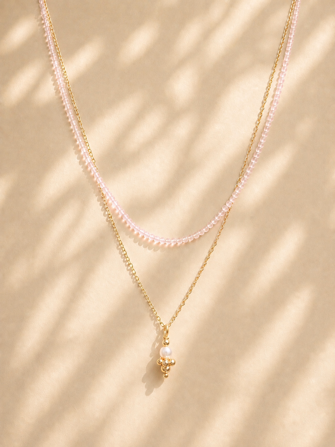 Retizek Ballerina a Retizek Rose Quartz Minimal na béžovém pozadí.