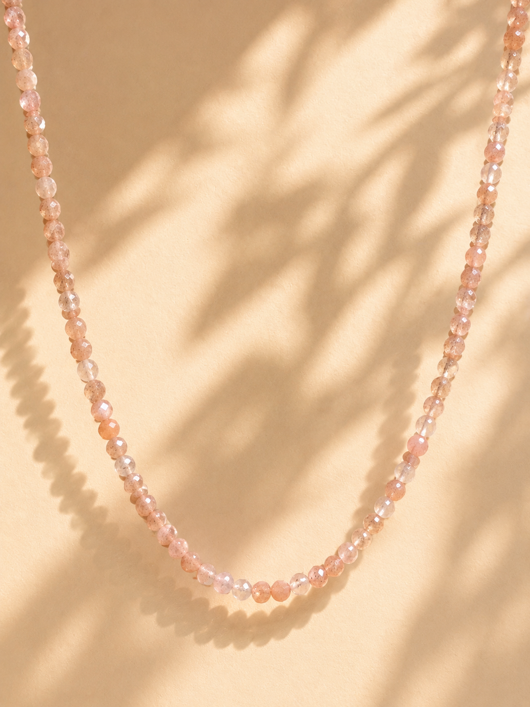 Retizek Sunstone Minimal na bezovem pozadi.