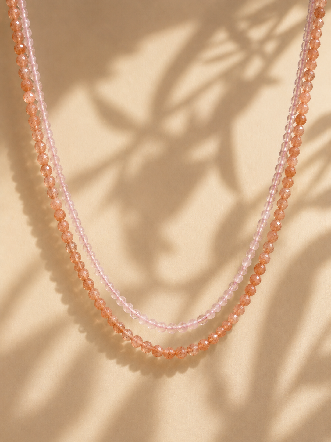 Retizek Sunstone Minimal a Retizek Rose Quartz Minimal na bezovem pozadi.